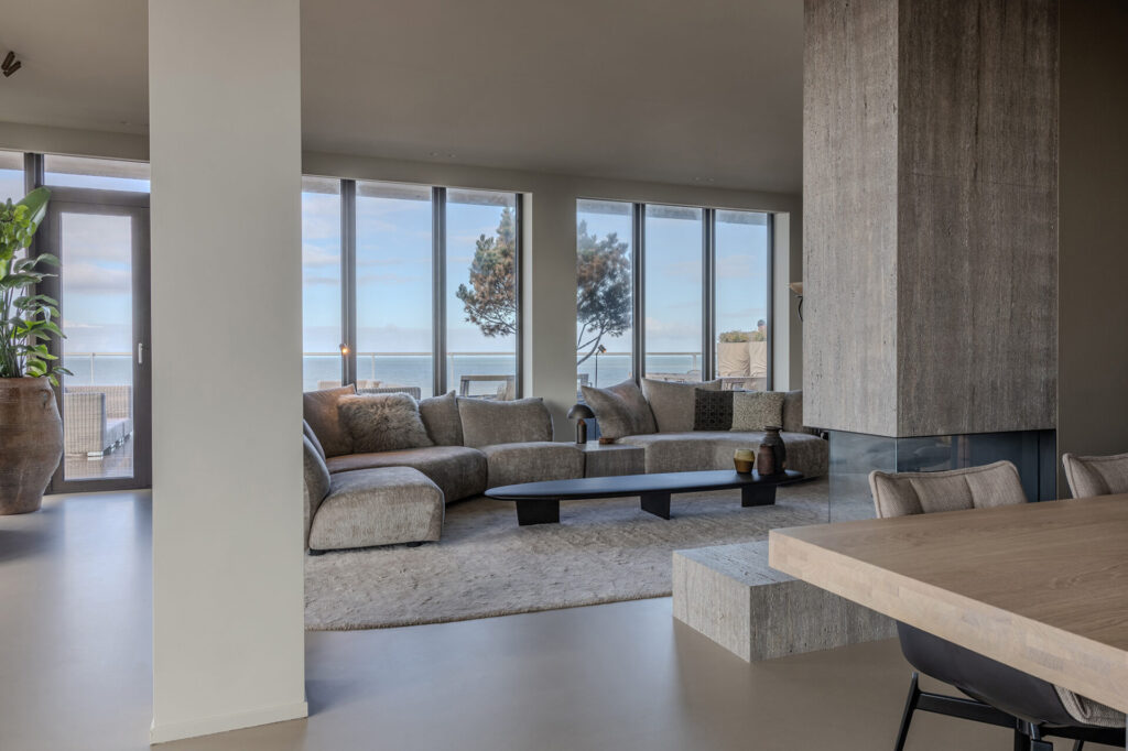 Luxe appartement in de duinen aan zee Edra design bank interieur