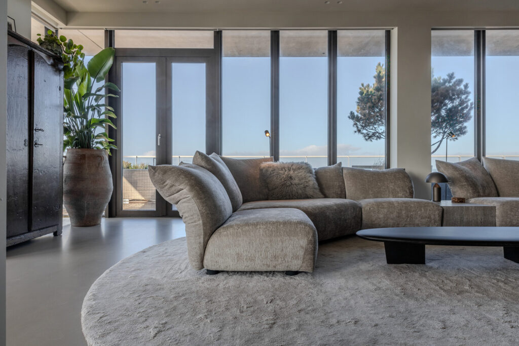 Luxe appartement in de duinen aan zee Edra design bank interieur