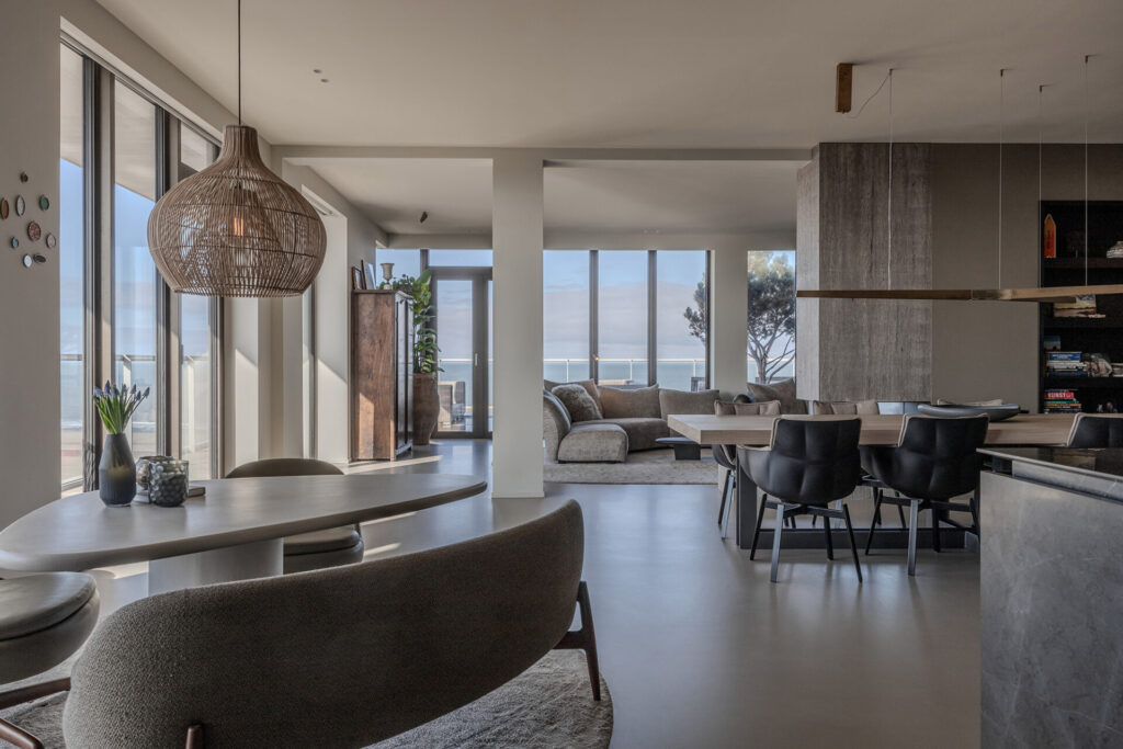 Luxe appartement in de duinen aan zee Edra bank, maatwerk haard, B&B Italia Husk eetkamerstoelen, Minotti Low dining Sendai