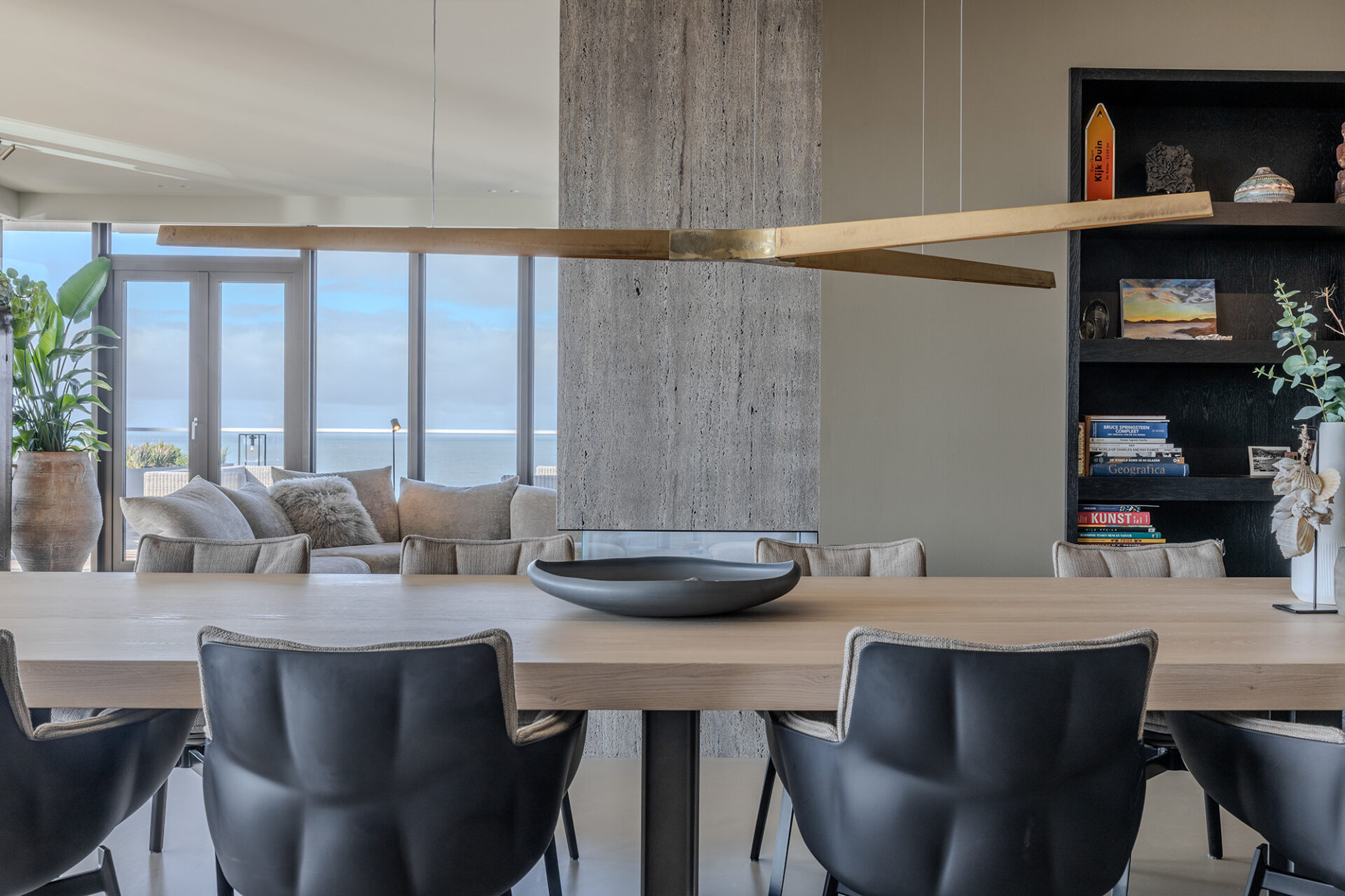 Luxe appartement in de duinen aan zee Edra bank, maatwerk haard, B&B Italia Husk eetkamerstoelen, maatwerk Frank tafel Van der Donk interieur