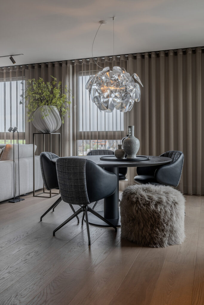 Interieuradvies Penthouse Barendrecht Design On Stock, Leolux maatwerk van der Donk sfeerfoto, lamp Luceplan