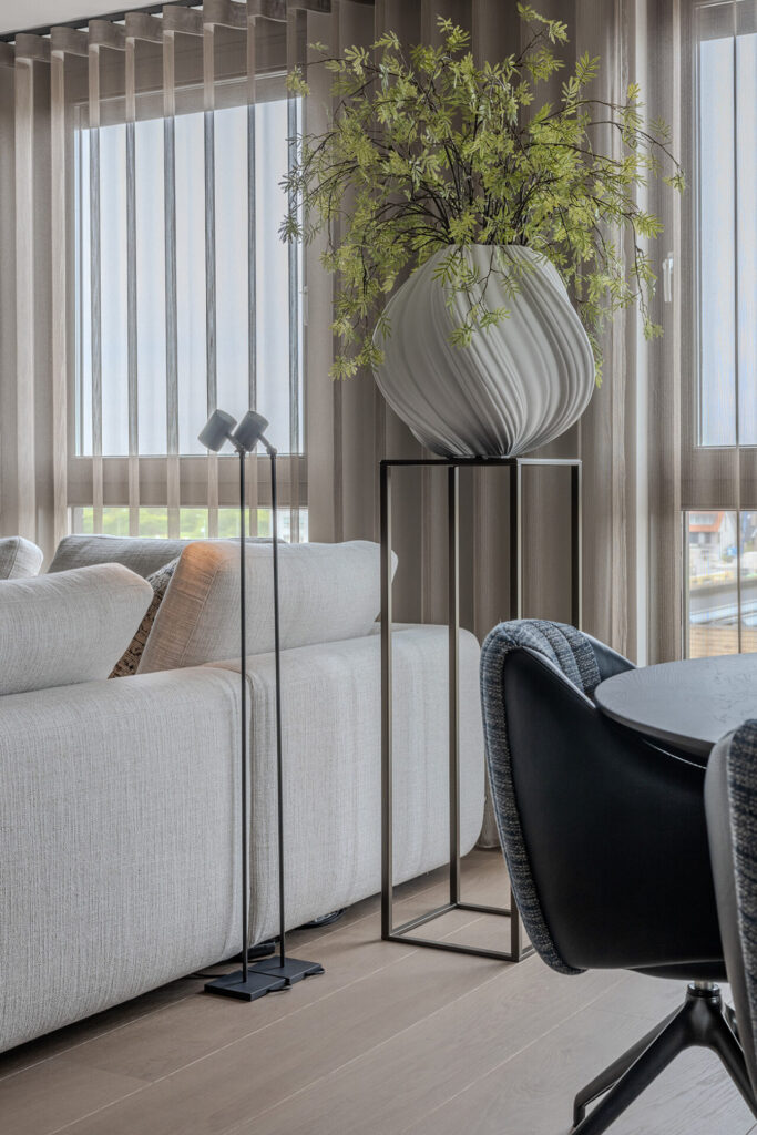 Interieuradvies Penthouse Barendrecht Design On Stock, Leolux maatwerk van der Donk sfeerfoto