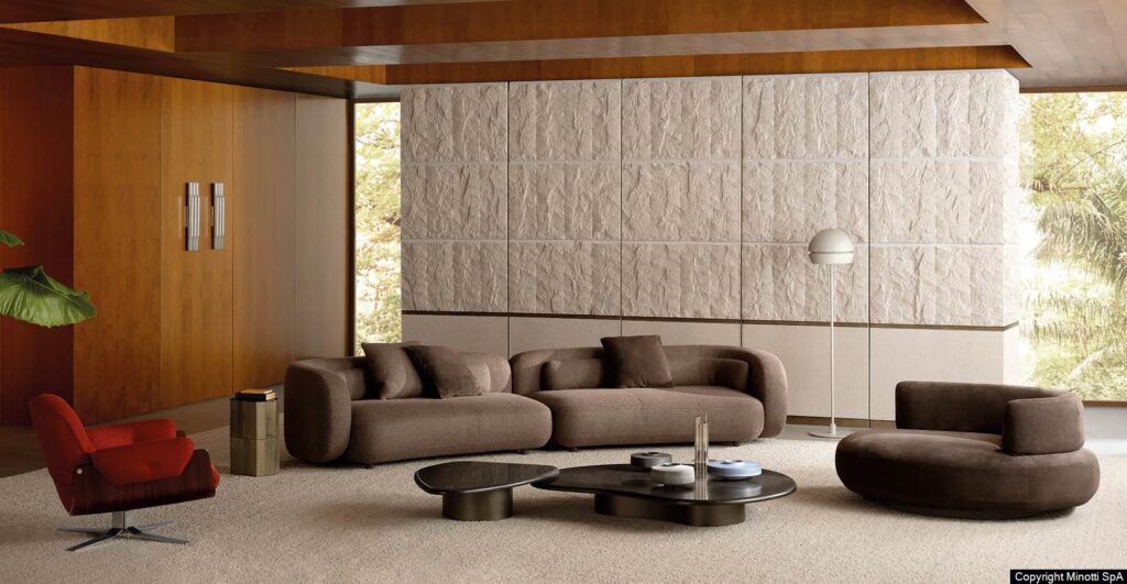 Minotti Bézier bank interieur sfeerfoto Studio MK27 Marcio Kogan donkere bekleding houten, stenen achterwand