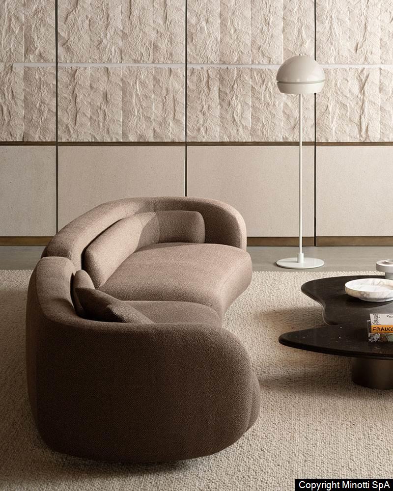 Minotti Bézier bank interieur sfeerfoto Studio MK27 Marcio Kogan donkere bekleding