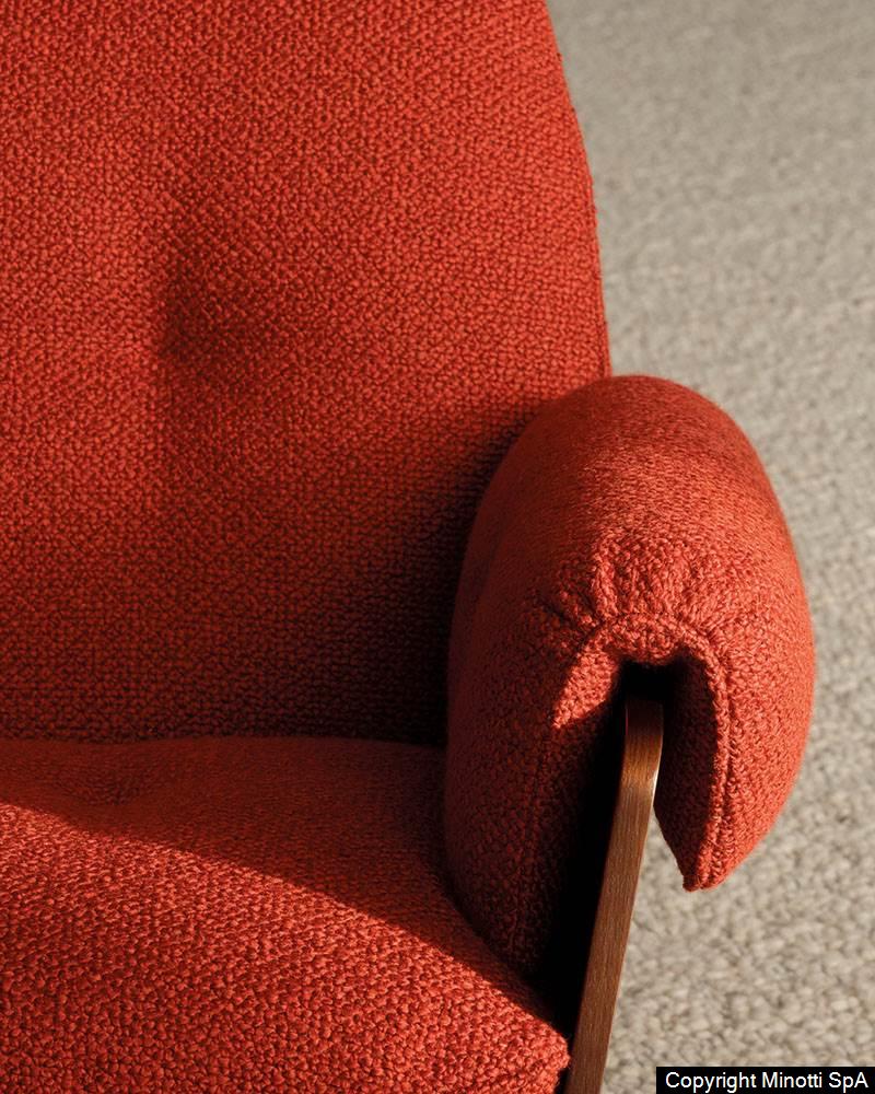 Minotti Laurel fauteuil Giampiero Tagliaferri rode bekleding interieur sfeerfoto detail