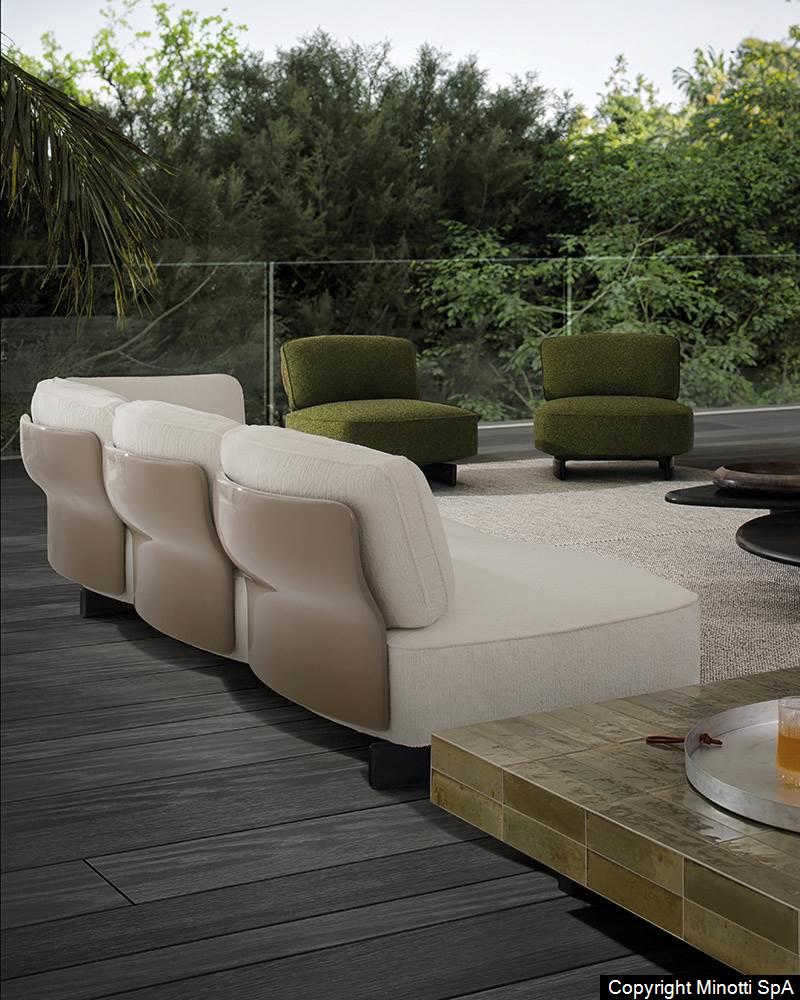 Minotti Saki outdoor bank sfeerfoto terras lichte bekleding