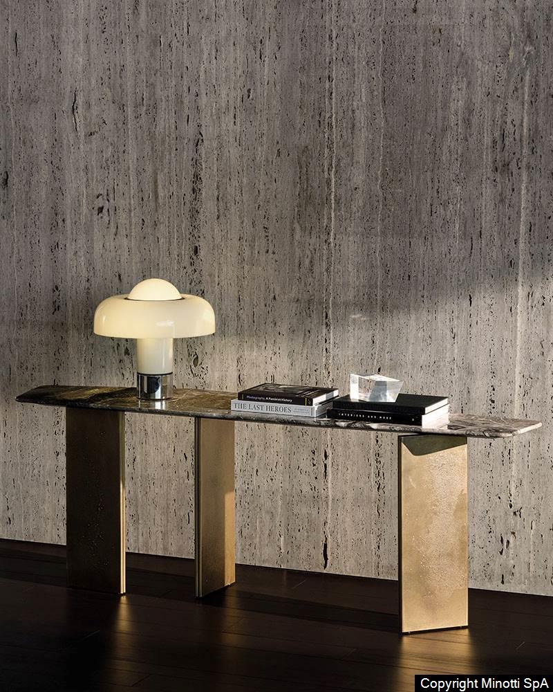 Minotti Yves Console table interieur sfeerfoto tegen natuursteen achterwand