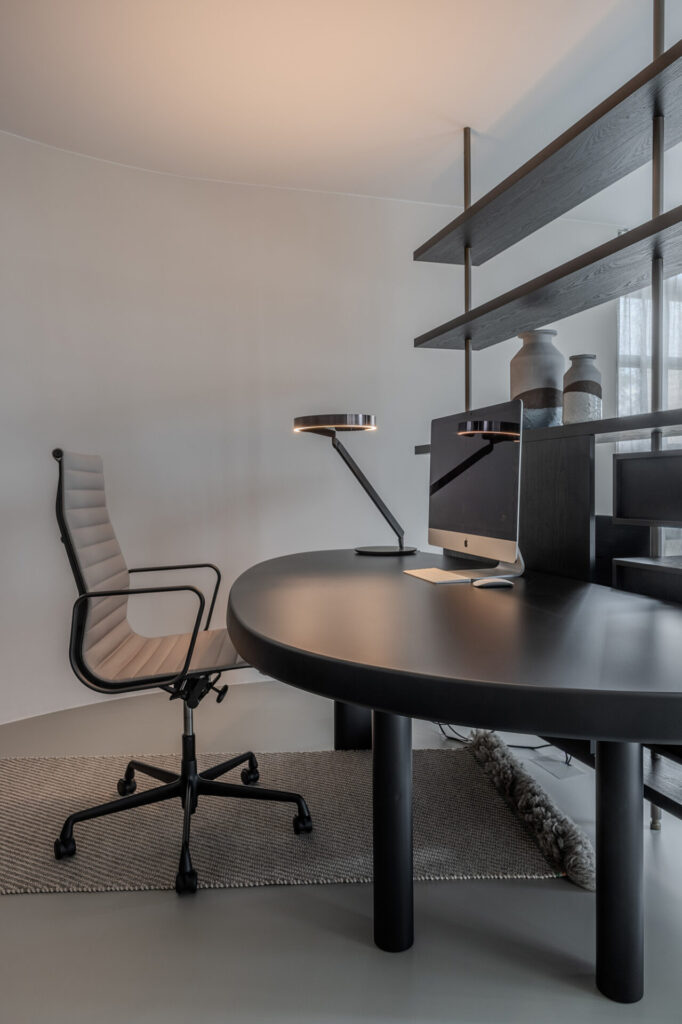 Interieuradvies Utrecht Van der Donk interieur Cassina Petit bureau en forme libre kantoor