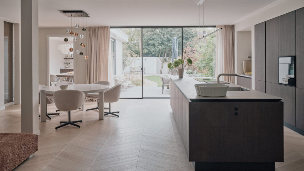 Interieuradvies Van der Donk interieur Minotti Russell eetkamerstoelen Bocci 14 lamp