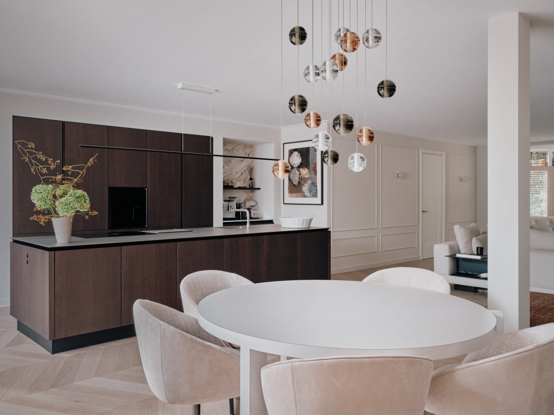 Interieuradvies Van der Donk interieur Minotti Russell eetkamerstoelen Bocci 14 lamp