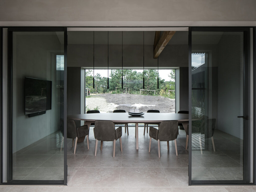Piet Boon Minne interieur foto eetkamerstoel aan ovale tafel
