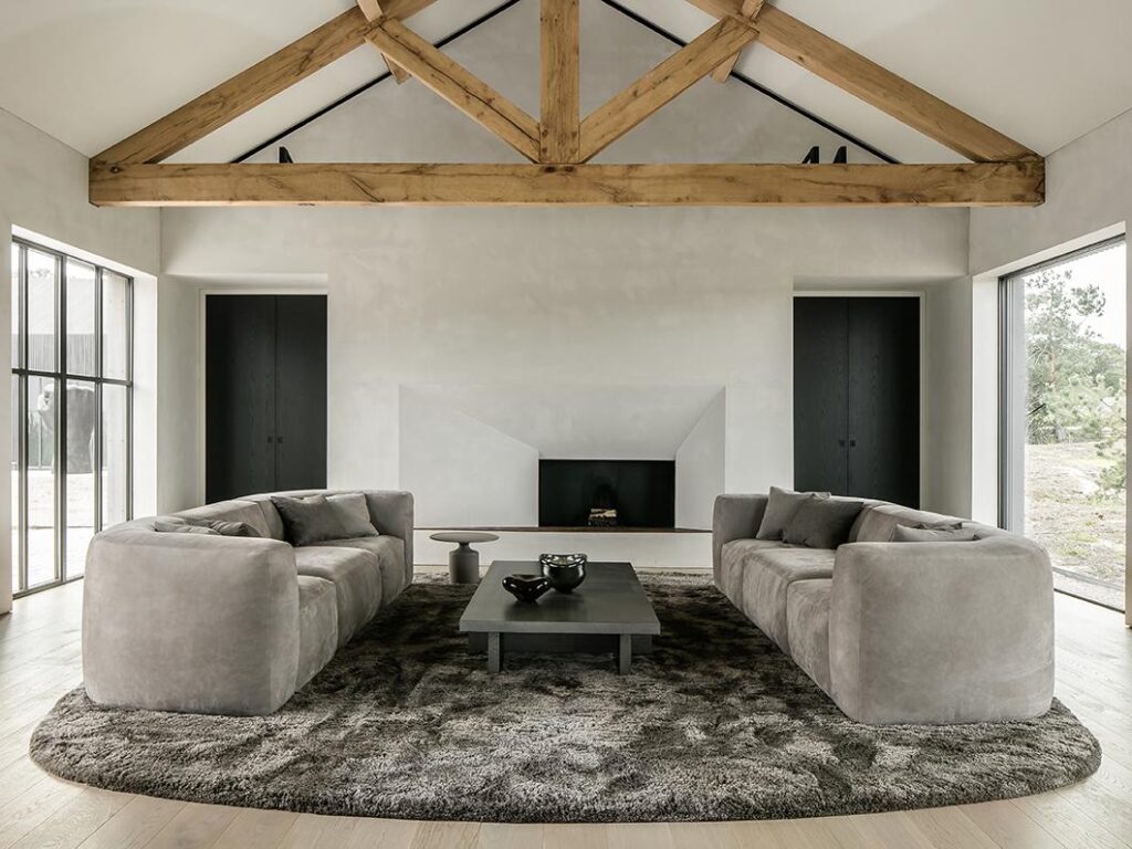 Piet Boon Bo sofa interieur sfeerfoto robuust interieur met houten balken