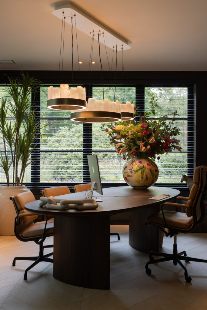 Interieuradvies Gooische Villa van der Donk interieur The art of Living kantoor Vitra bureaustoelen