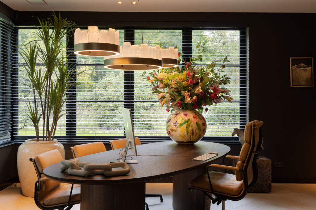 Interieuradvies Gooische Villa Van der Donk interieur The Art of Living Vitra bureaustoelen