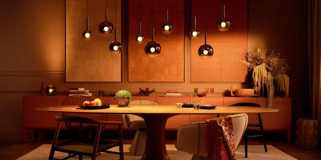 Occhio Luna hanglamp interieur sfeerfoto compositie boven tafel