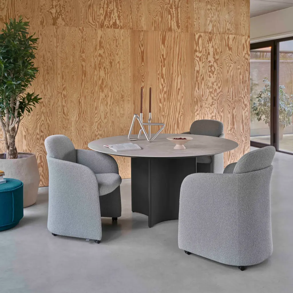 Leolux Vynn eetkamerstoel interieur sfeerfoto stoffen bekleding