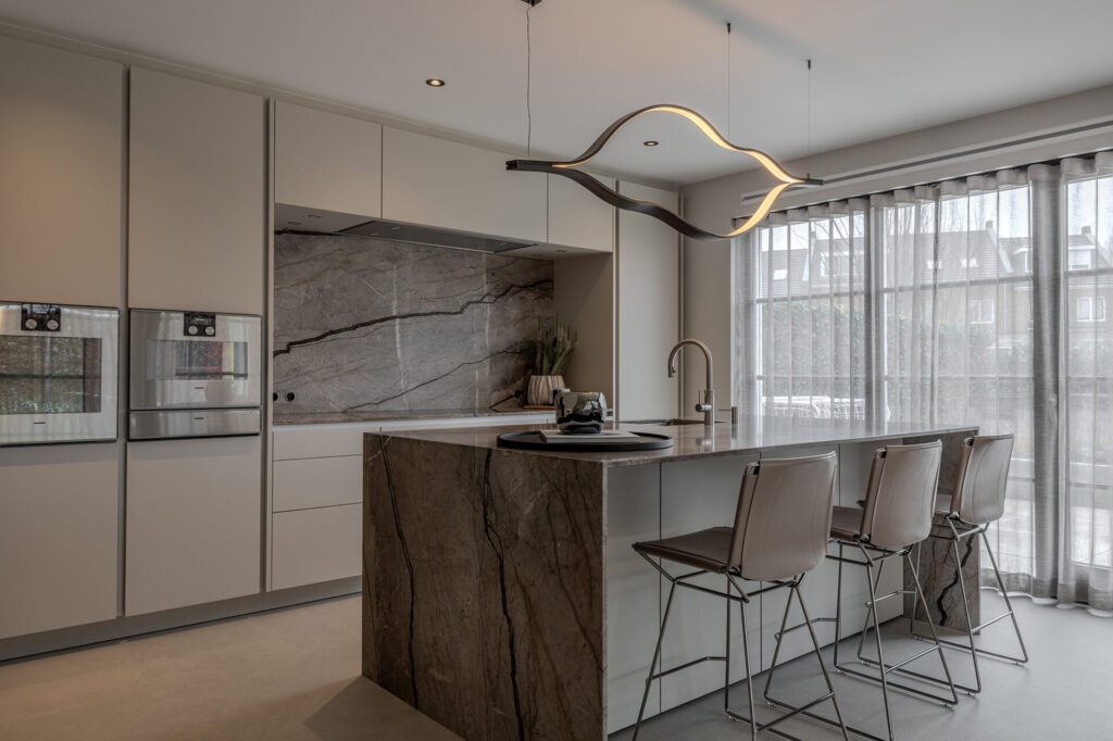 Interieuradvies Gorinchem Van der Donk interieur keuken hanglamp Tape Henge lichtobject