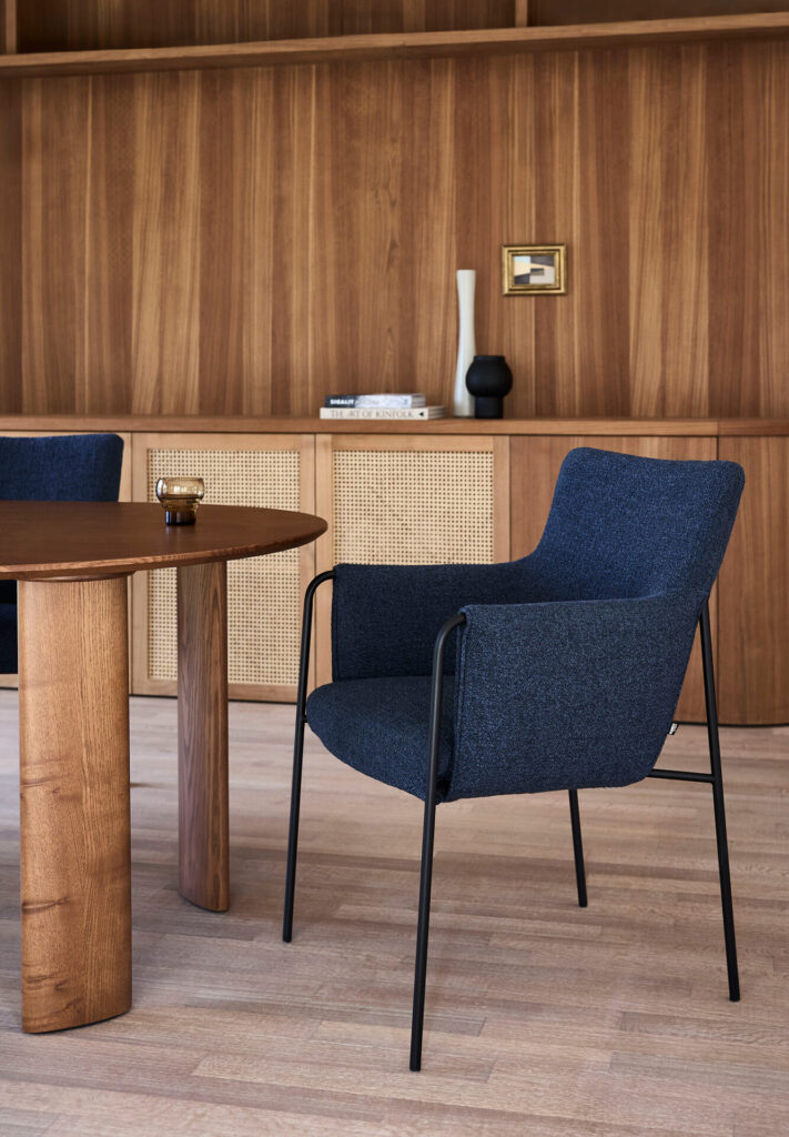 Design on Stock Myra eetkamerstoel interieur sfeerfoto eetkamer donkerblauwe bekleding