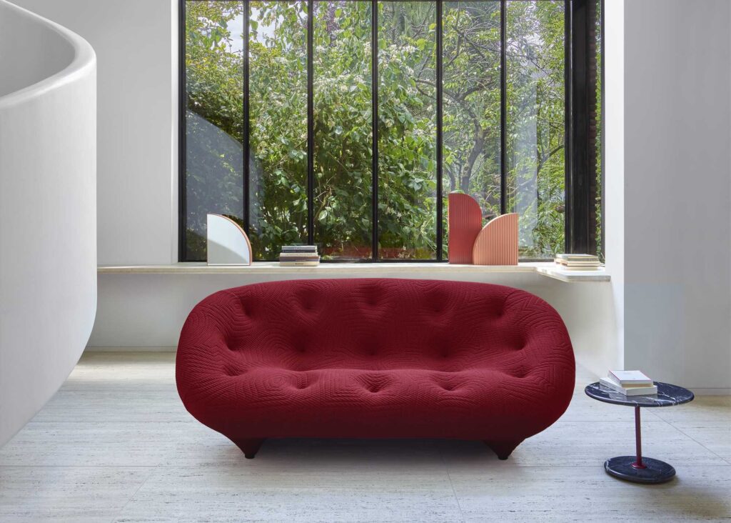 Ligne Roset Ploum sofa van der Donk interieur rood interieur sfeerfoto
