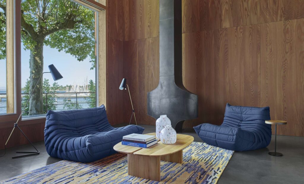 Ligne Roset Togo Van der Donk interieur sfeerfoto living blauwe stoffering