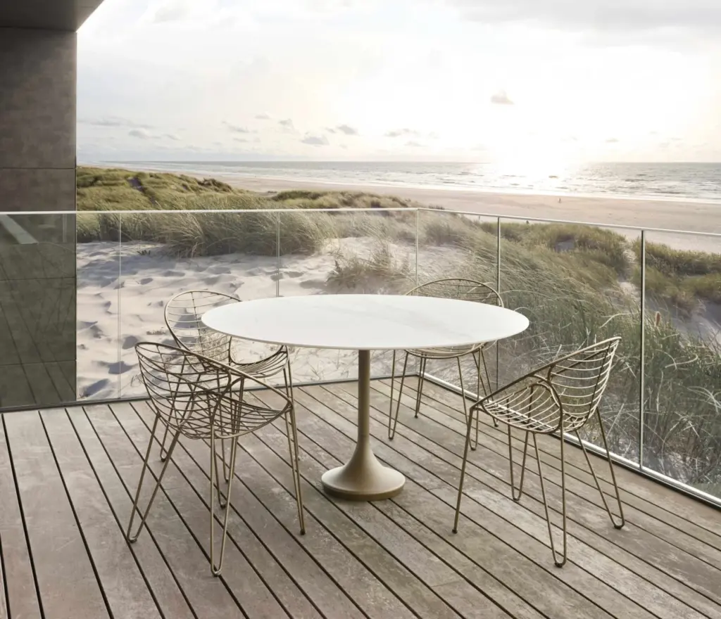 Joli Central Round tafel sfeerfoto terras aan zee