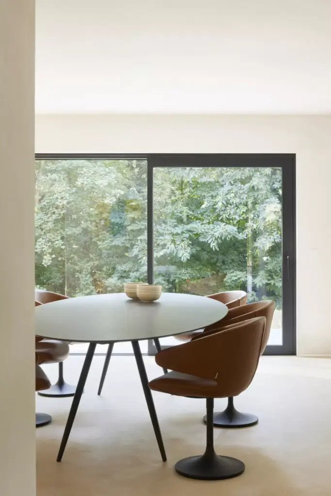 Joli Marguerite elyps tafel eettafel interieur sfeerfoto Van der Donk interieur